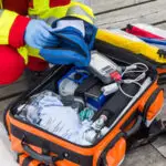 Geöffneter Notfallrucksack mit Sanitätsausrüstung