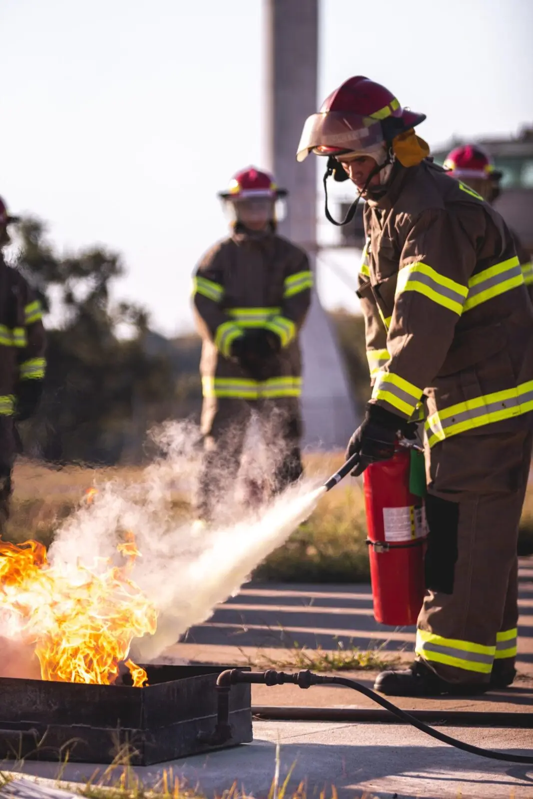 Feuerwehrmann löscht ein kontrolliertes Übungsfeuer