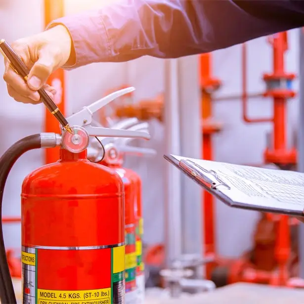 Prüfung eines Feuerlöschers anhand einer Prüfliste