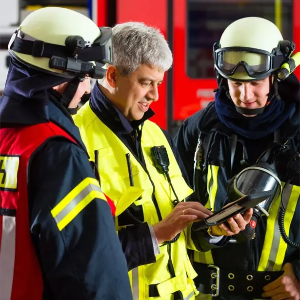 Feuerwehrleute bzw. Brandschutzbeauftragte im Austausch