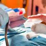 Sanitäter versorgen eine Person im Einsatz