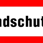 Rotes Hinweisschild mit der Aufschrift Brandschutztür